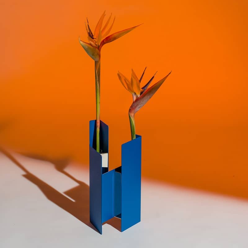 Fugit sculptural vase with flower arrangement by Matteo Fiorini